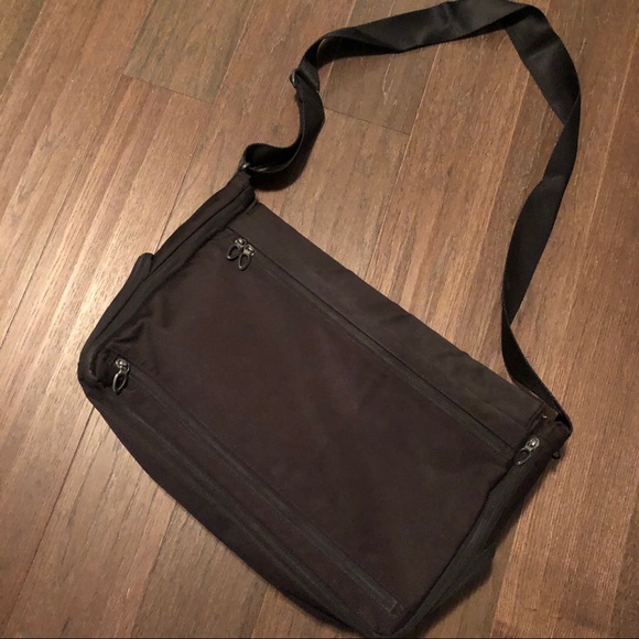 Tumi Messenger Laptop Bag - Picture 8 of 12